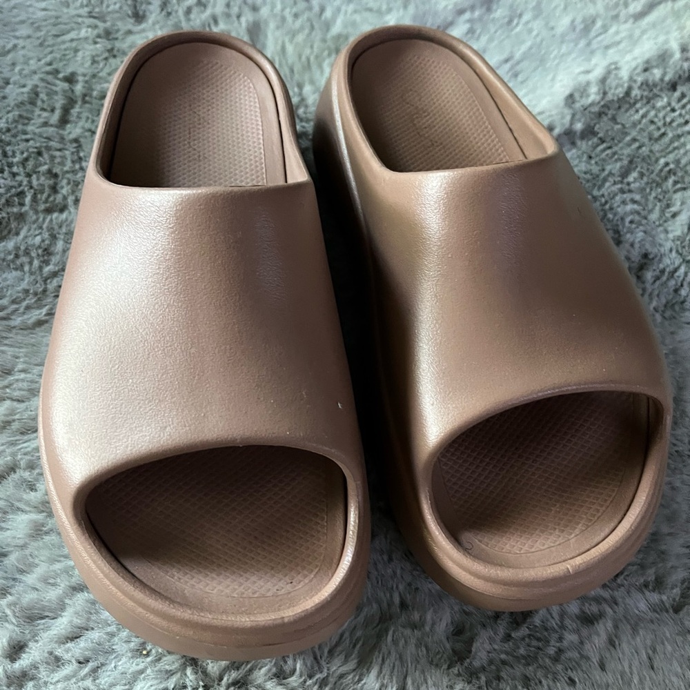 CALIA by Carrie Underwood Mauve like color Slide Sandals, size 9